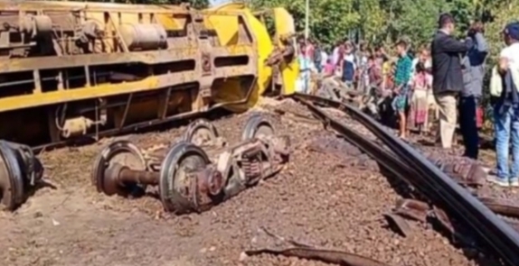 ফেঞ্চুগঞ্জে ট্রেনের বগি লাইনচ্যুত, দেশের সঙ্গে সিলেটের রেল যোগাযোগ বন্ধ
