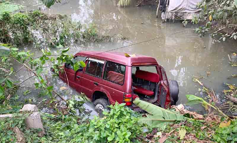 ঝালকাঠির রাজাপুর উপজেলা নির্বাহী কর্মকর্তা ও তার গাড়িচালক আহত হয়েছেন।