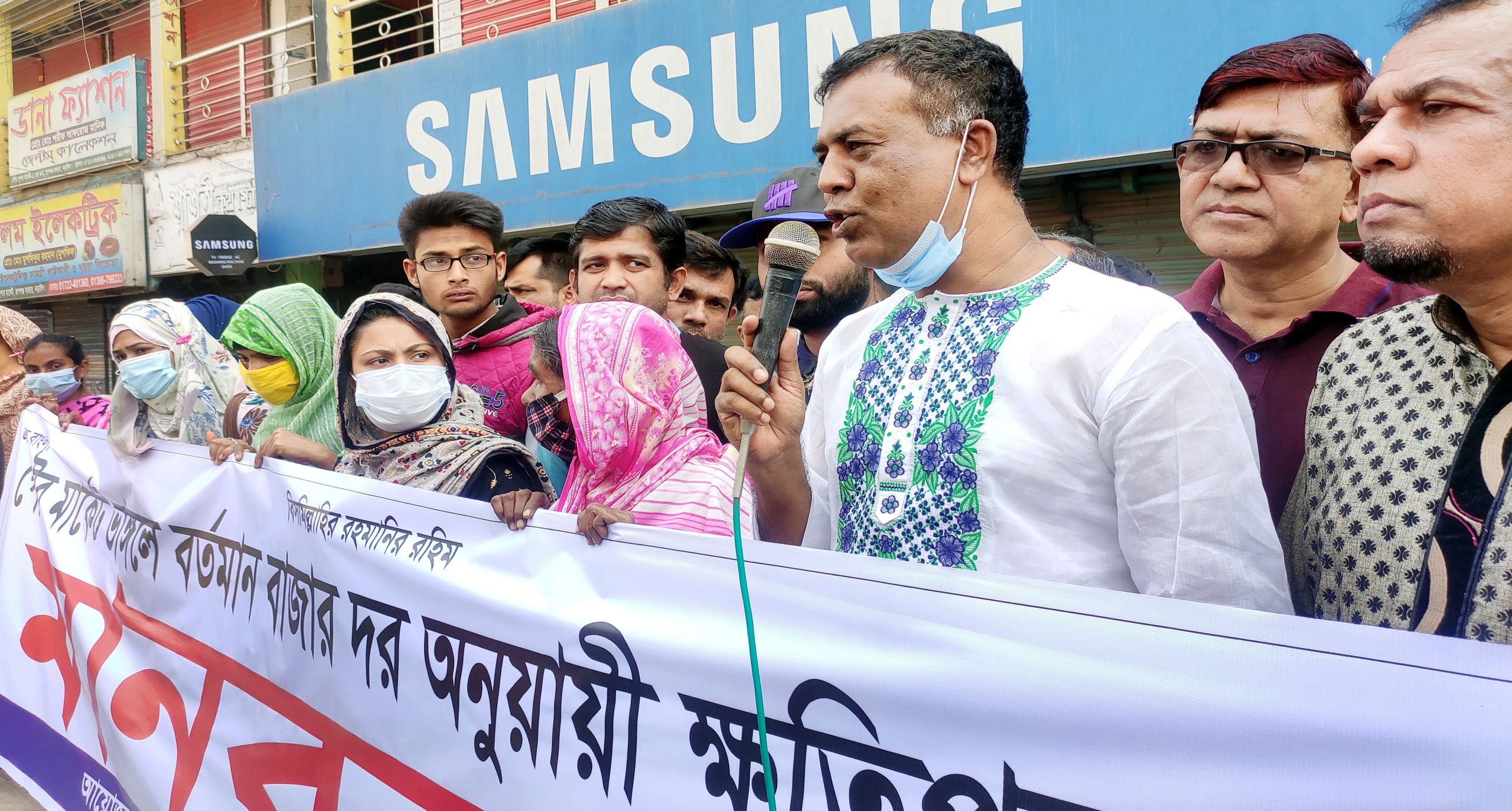 নড়াইল পৌর-সুপার মার্কেট ভেঙ্গে প্রস্তাবিত ৪ লেন সড়ক নির্মাণের প্রতিবাদে মানববন্ধন  