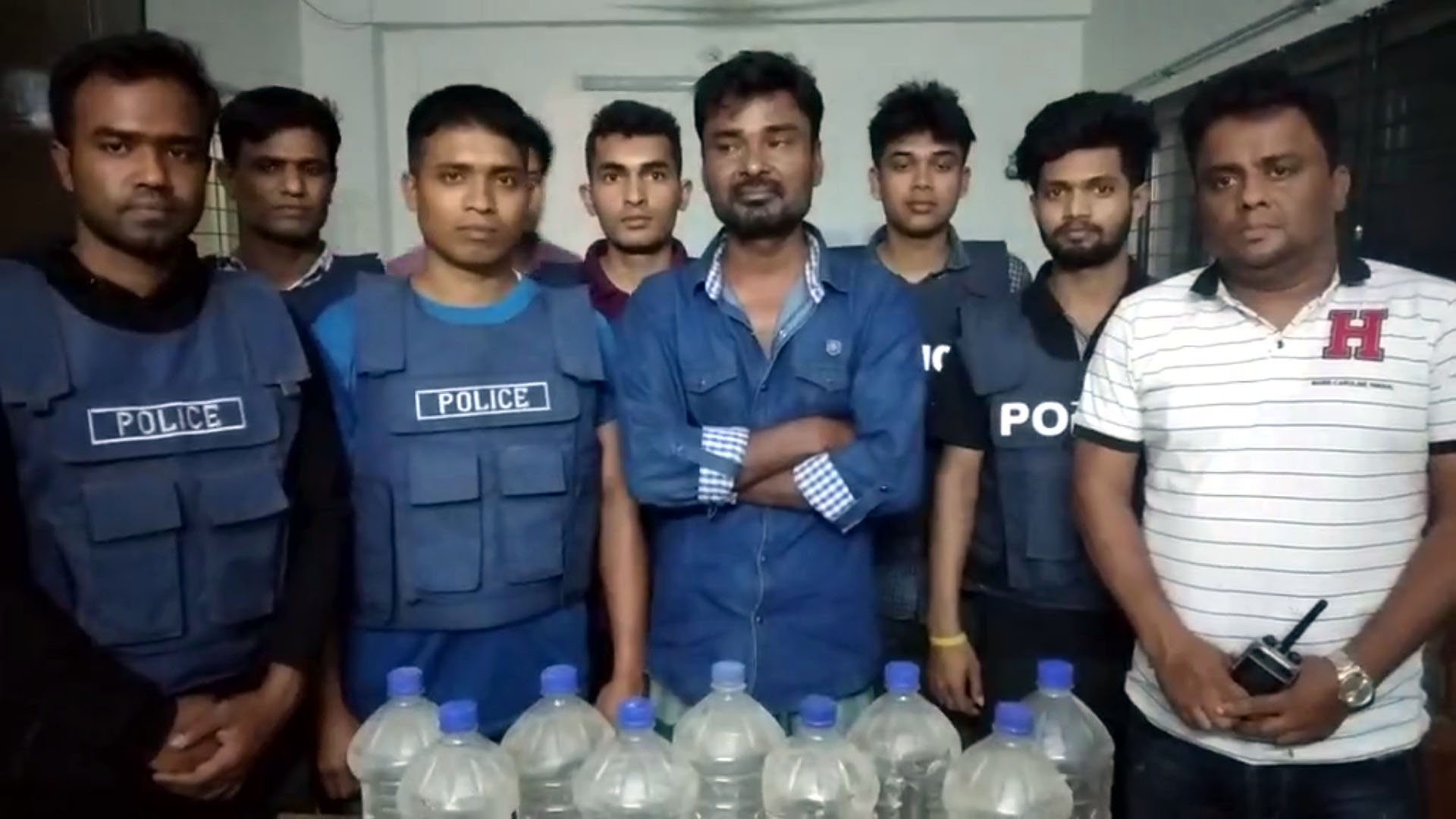 নড়াইলে ১৫ লিটার মদসহ স্বামী-স্ত্রী আটক, ইয়াবাসহ যুবক আটক