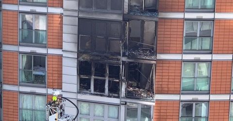 টাওয়ার হ্যামলেটস এ বহুতল ভবনে আগুন : দু’জনকে হাসপাতালে ভর্তি