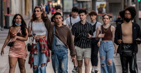 স্পেনে নতুন স্বাধীনতা, রাস্তায় মাস্ক ছাড়া চলাচলের অনুমতি