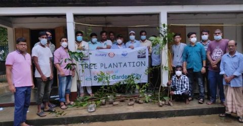 নতুন বাজার মহাপ্রভুর আখড়ায় রোটারী ক্লাব অব সিলেট গার্ডেন সিটির বৃক্ষরোপণ ও মাক্স বিতরণ