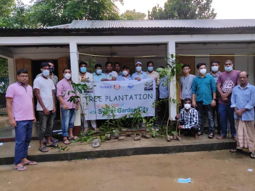 নতুন বাজার মহাপ্রভুর আখড়ায় রোটারী ক্লাব অব সিলেট গার্ডেন সিটির বৃক্ষরোপণ ও মাক্স বিতরণ