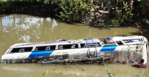 শান্তিগঞ্জের দেবগ্রামে নিয়ন্ত্রণ হারিয়ে বাস খাদে, আহত ৩২