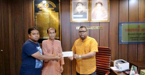 শিক্ষককে হোটেলে কাজ করতে দেননি প্রাক্তন শিক্ষার্থীরা
