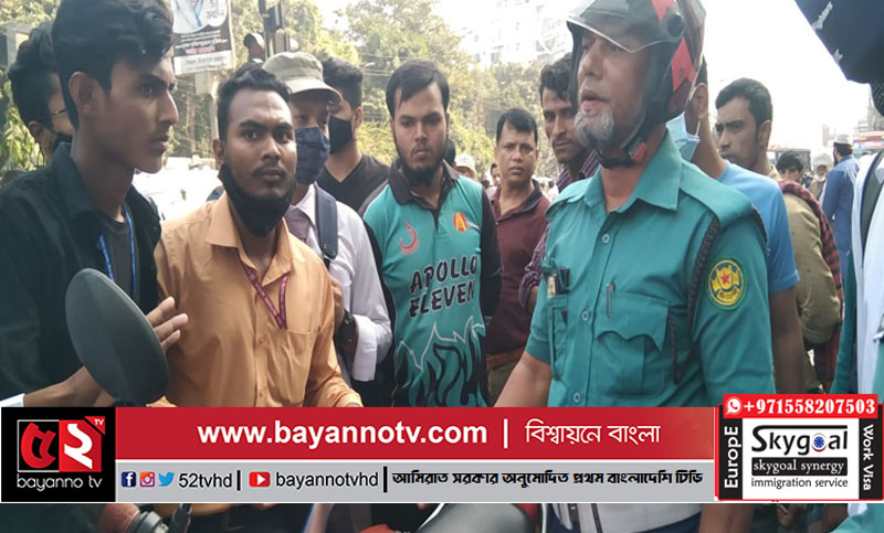 লাইসেন্স না পেয়ে পুলিশের মোটরসাইকেল সার্জেন্টের কাছে দিল শিক্ষার্থীরা
