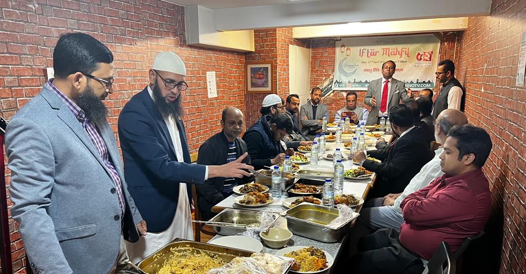 লন্ডনে ৫২ টিভির সৌজন্যে ইফতার মাহফিল