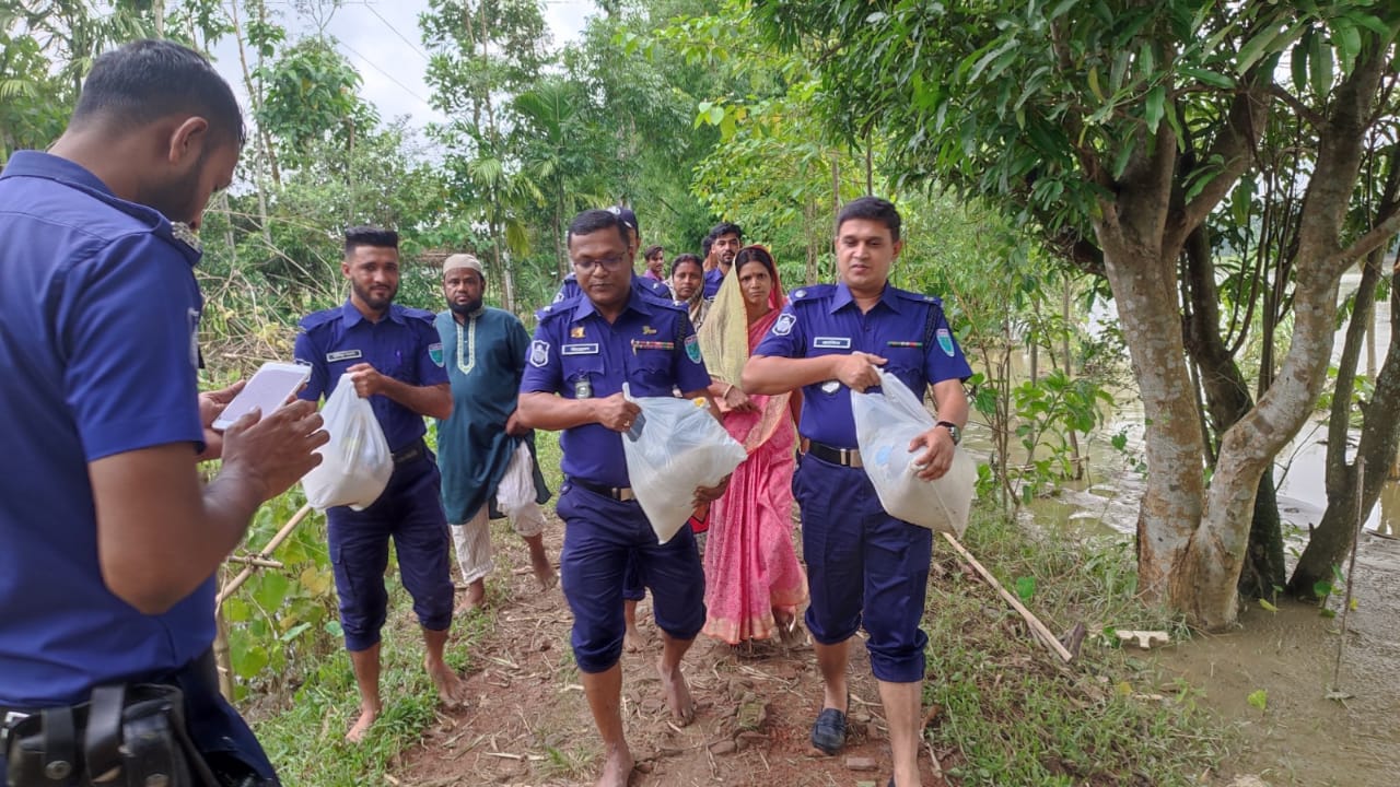 সিলেটের বন্যায় ক্ষতিগ্রস্ত পরিবারের পাশে বিয়ানীবাজার থানা পুলিশ