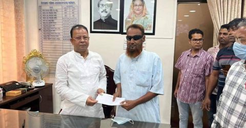 সাভার উপজেলার চেয়ারম্যান চোখে আলো ফিরিয়ে দেওয়াার ওয়াদা পুরণ করলেন