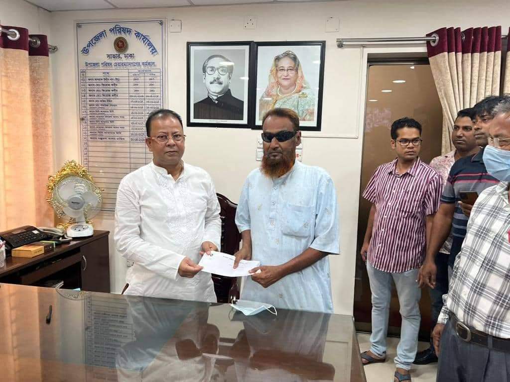 সাভার উপজেলার চেয়ারম্যান চোখে আলো ফিরিয়ে দেওয়াার ওয়াদা পুরণ করলেন