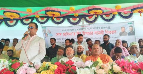 সাভারে নিম্ন আয়ের মানুষের মাঝে প্রধানমন্ত্রীর উপহার বিতরণ