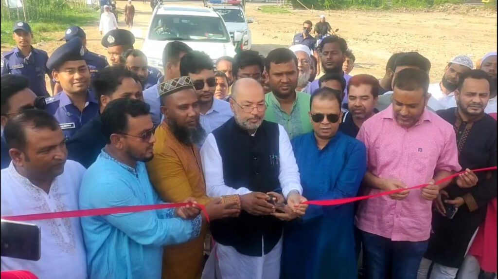 সাভার মধুমতি মডেল টাউনে গরু ছাগলের হাট উদ্ভোধন