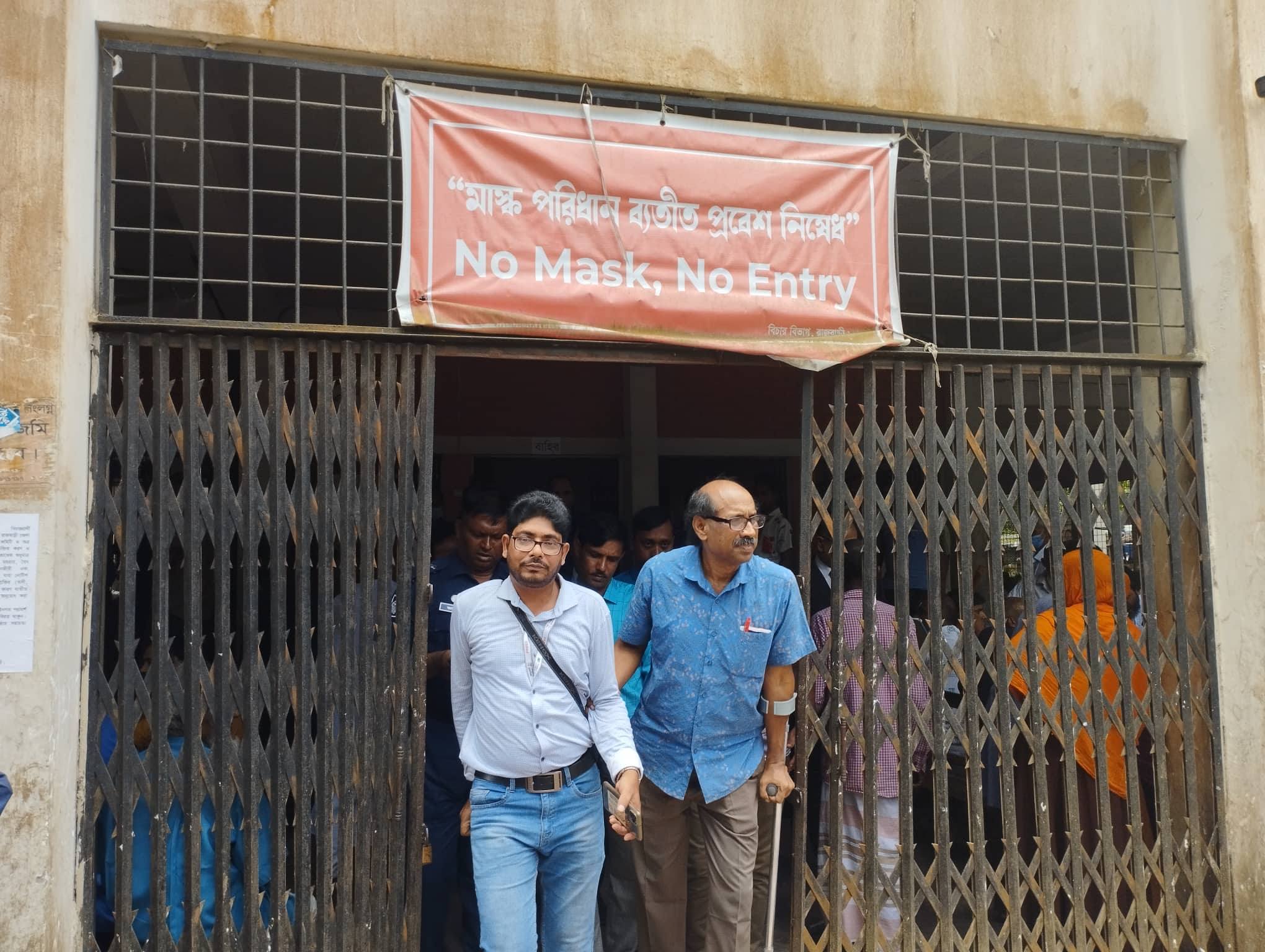 প্রবীর সিকদারসহ ৪ সাংবাদিকের বিরুদ্ধে মামলা, বিভিন্ন মহলের নিন্দা ও ক্ষোভ