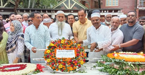 বঙ্গবন্ধুর সমাধিতে সাভারের স্থানীয় বাড়ির মালিক কল্যাণ সমিতির শ্রদ্ধা