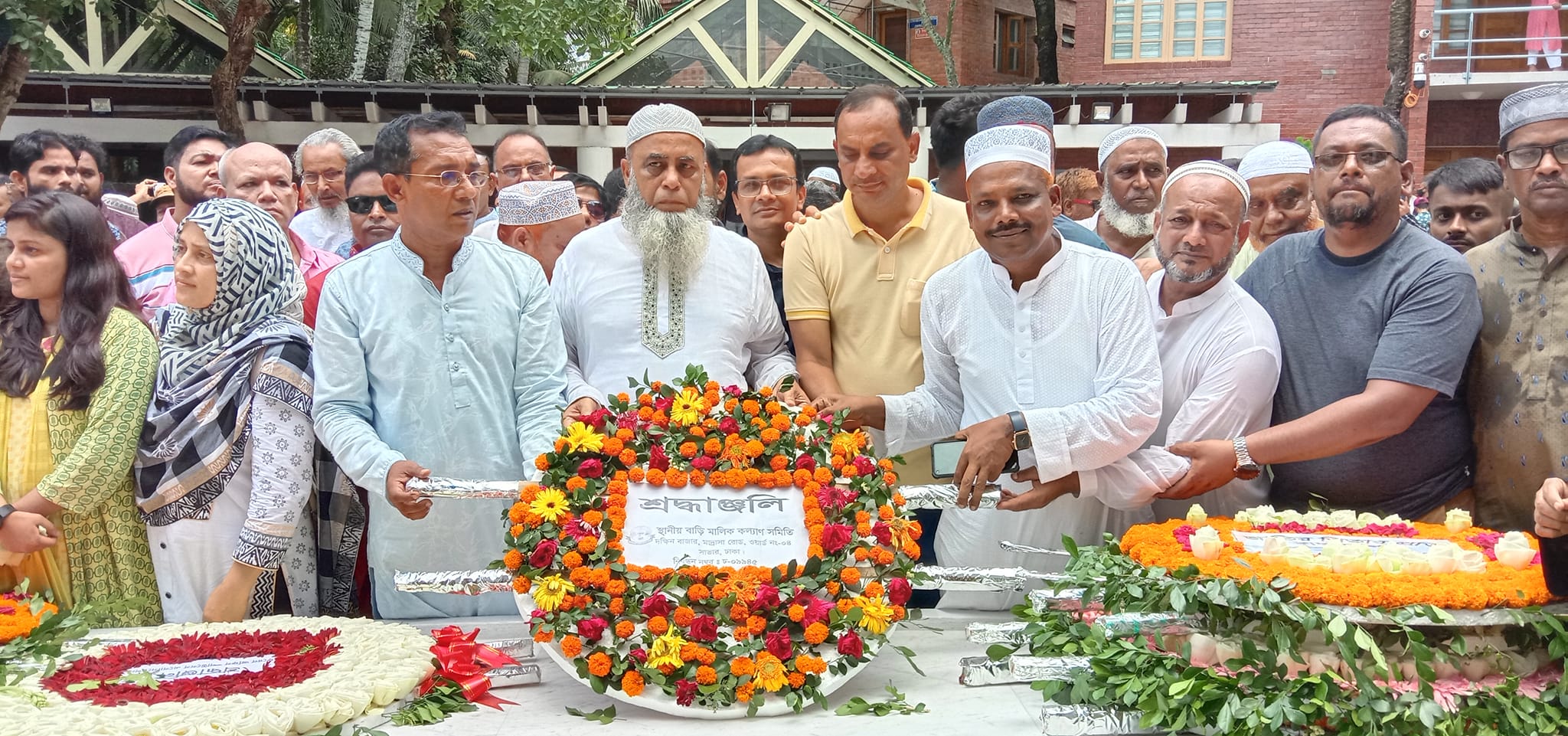 বঙ্গবন্ধুর সমাধিতে সাভারের স্থানীয় বাড়ির মালিক কল্যাণ সমিতির শ্রদ্ধা