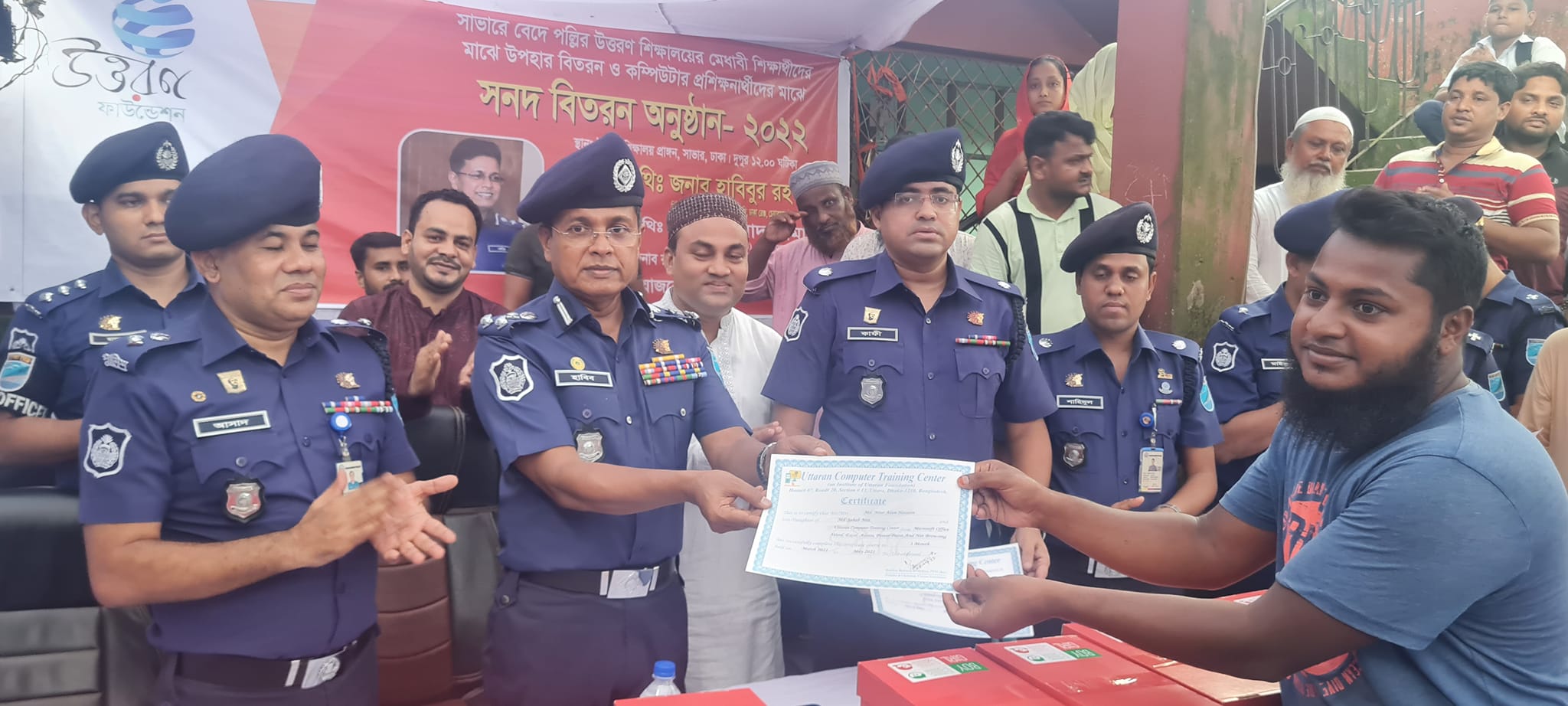 সাভারে বেদেপল্লির মেধাবীদের পুরস্কৃত করলেন ডিআইজি