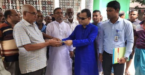 সাভারে দূর্গাপুজা উপলক্ষে ৫ লক্ষ টাকা প্রদান করেন চেয়ারম্যান সমর