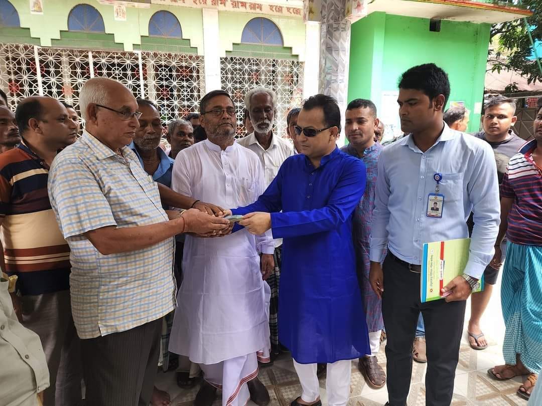 সাভারে দূর্গাপুজা উপলক্ষে ৫ লক্ষ টাকা প্রদান করেন চেয়ারম্যান সমর