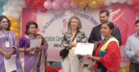 সাভারে কর্মক্ষেত্রে নারীর নেতৃত্বে সাফল্য সম্মাননা সনদ প্রদান