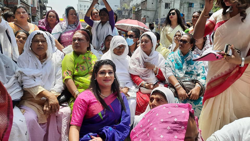 বঙ্গবাজার ক্ষতিগ্রস্ত ব্যবসায়ীদের ২০ লাখ টাকা দিলেন তৃতীয় লিঙ্গের লোকজন