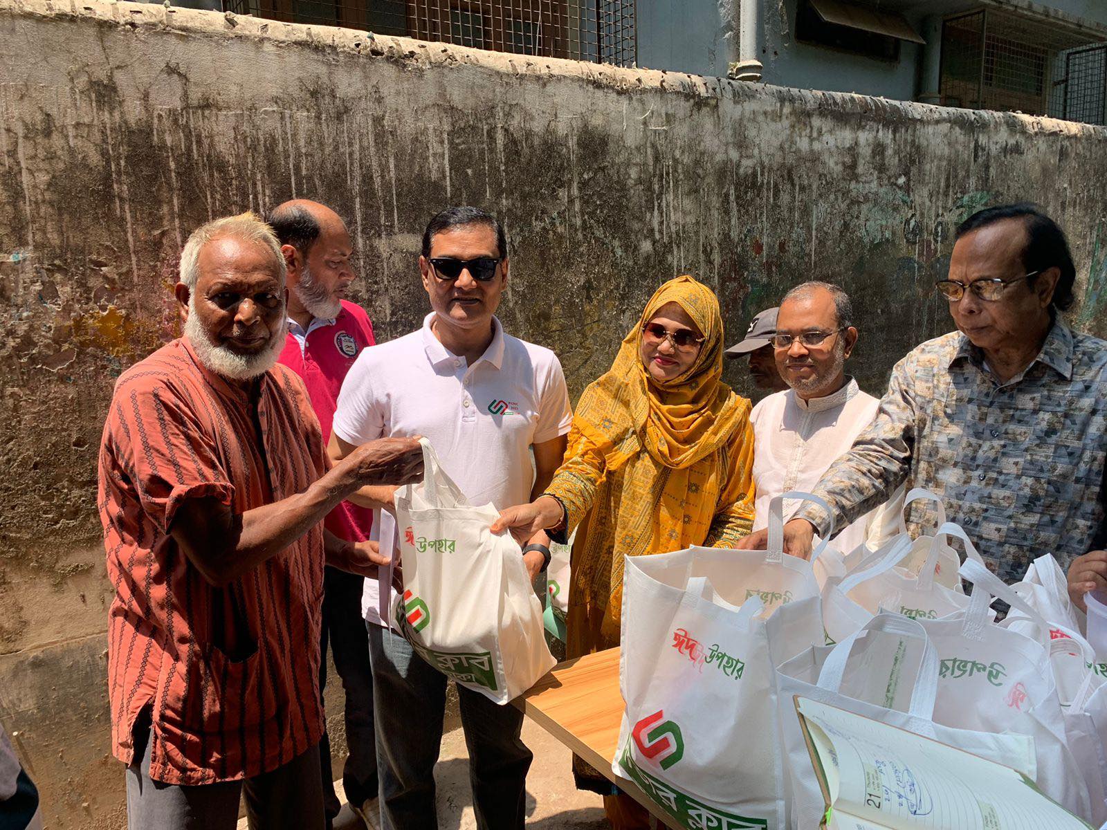 সাভার ক্লাবের ঈদ উপহার বিতরণ