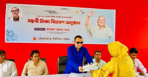 সাভারের তেঁতুলঝোড়ায় ভিজিডি উপকারভোগীদের মাঝে সঞ্চয়ী অর্থ বিতরণ