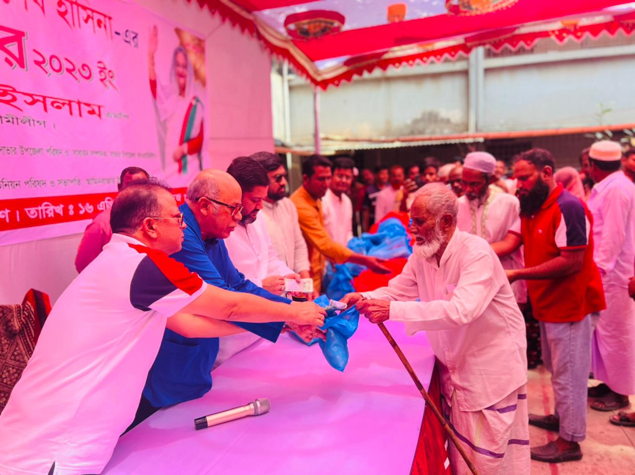 সাভারে দুঃস্থ মানুষের মাঝে প্রধানমন্ত্রীর ঈদ উপহার বিতরণ