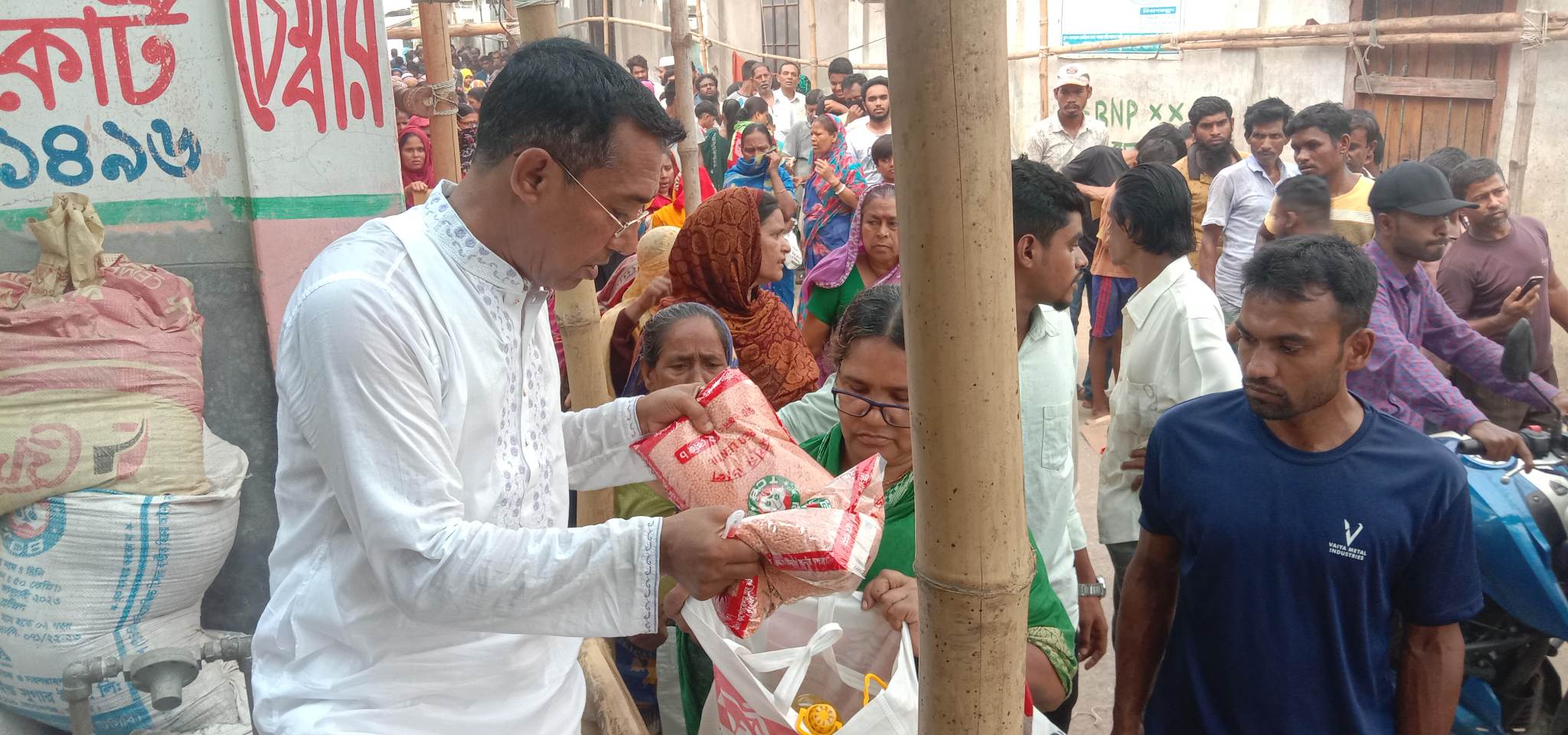 সাভার পৌরসভার ৪নং ওয়ার্ডে টিসিবির পণ্য বিতরণ