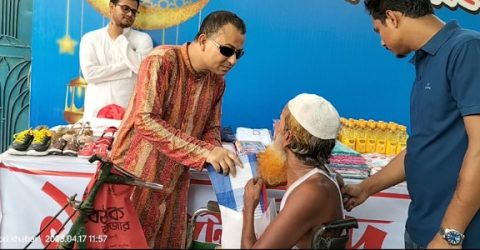 সাভারের তেঁতুলঝোড়ায় বিনামূল্যে ‘১ মিনিটে ঈদ বাজার’