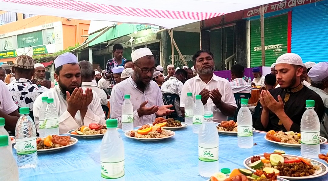 পাগলায় ব্যবসায়ী দুদু মিয়ার ইফতার