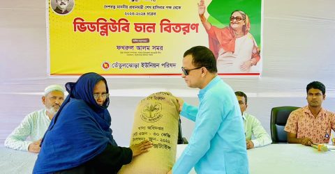 সাভারের তেঁতুলঝোড়ায় ৯০ টি পরিবারের মাঝে ভিডব্লিউবি’র চাল বিতরণ