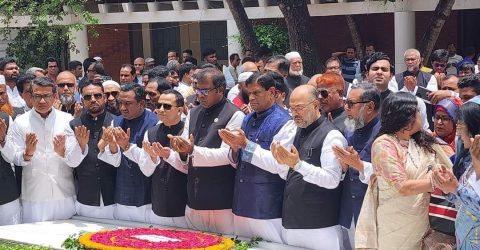 বঙ্গবন্ধুর সমাধিতে ঢাকা জেলা আওয়ামী লীগের শ্রদ্ধা নিবেদন