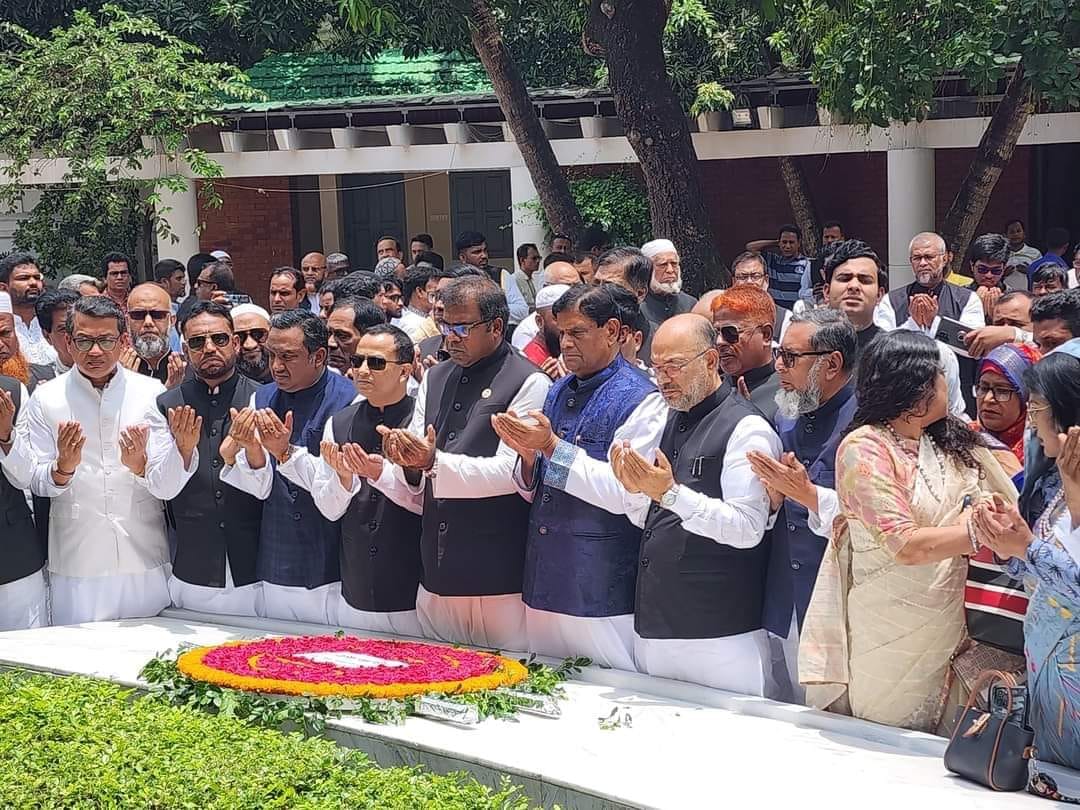 বঙ্গবন্ধুর সমাধিতে ঢাকা জেলা আওয়ামী লীগের শ্রদ্ধা নিবেদন