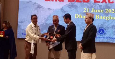 নেপাল ট্যুরিজম বোর্ড ও নেপাল এম্বাসির উদ্যোগে আন্তর্জাতিক সেমিনারে সার্ক জার্নালিস্ট ফোরামের মহাসচিব আব্দুর রহমানকে সম্মাননা প্রদান