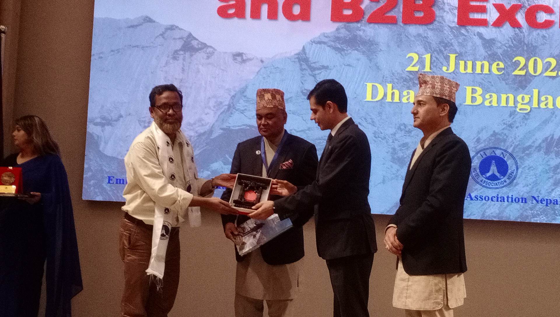 নেপাল ট্যুরিজম বোর্ড ও নেপাল এম্বাসির উদ্যোগে আন্তর্জাতিক সেমিনারে সার্ক জার্নালিস্ট ফোরামের মহাসচিব আব্দুর রহমানকে সম্মাননা প্রদান