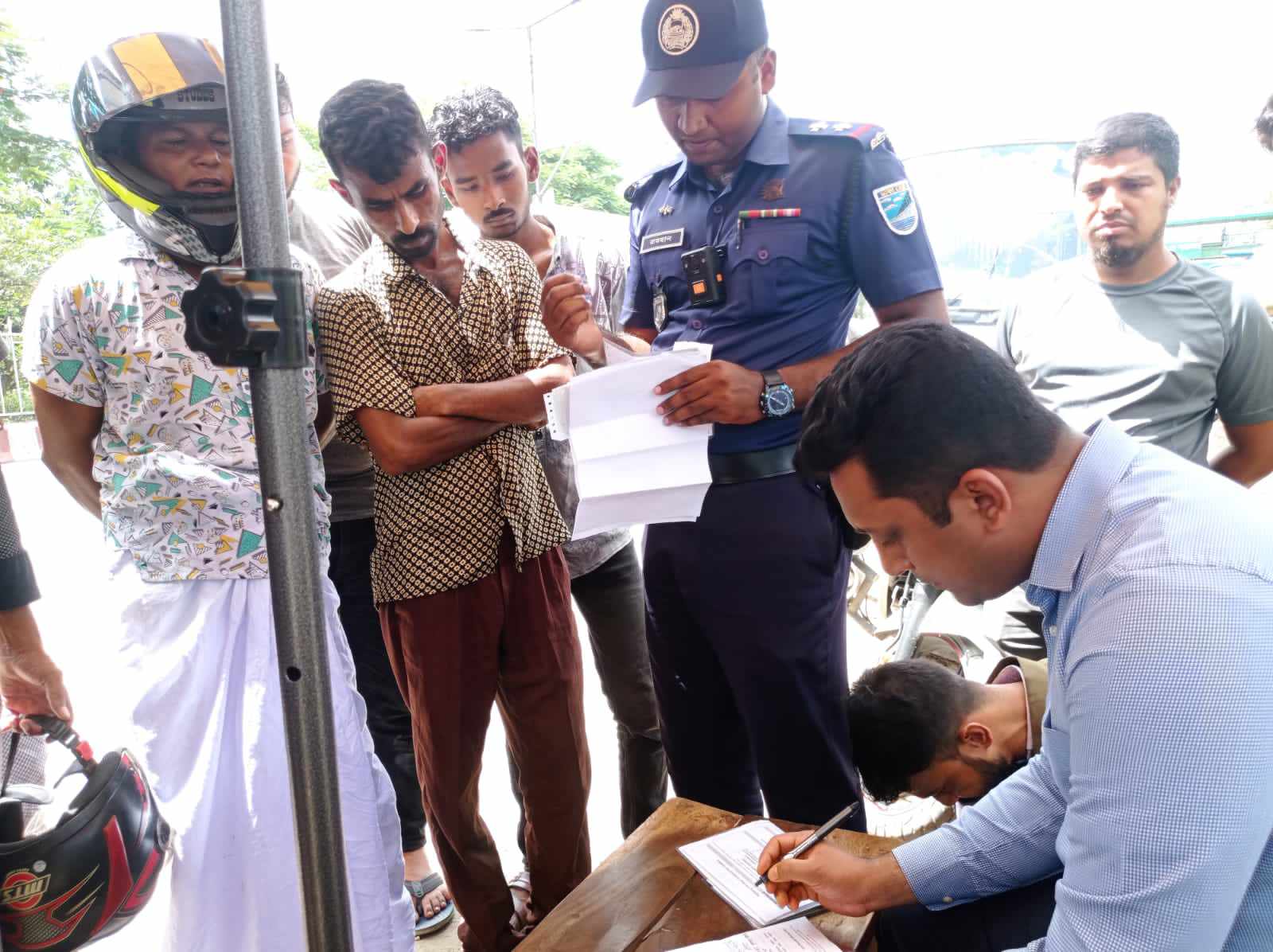 সাভারে সড়কে অভিযান, ৬১ হাজার টাকা জরিমানা আদায়