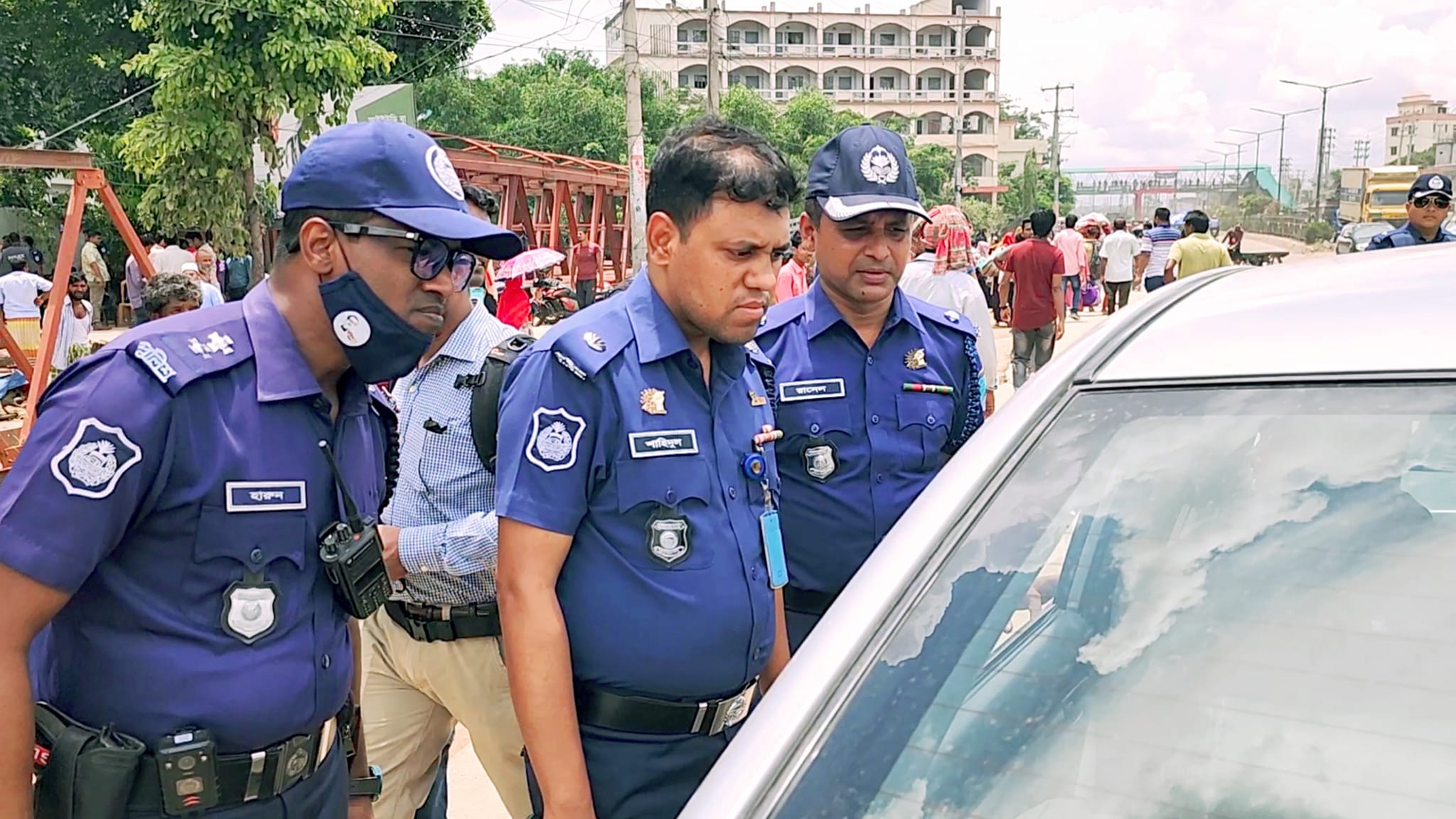 ঢাকার প্রবেশমুখে আমিনবাজার-আশুলিয়ায় পুলিশ চেকপোস্ট, তল্লাশি