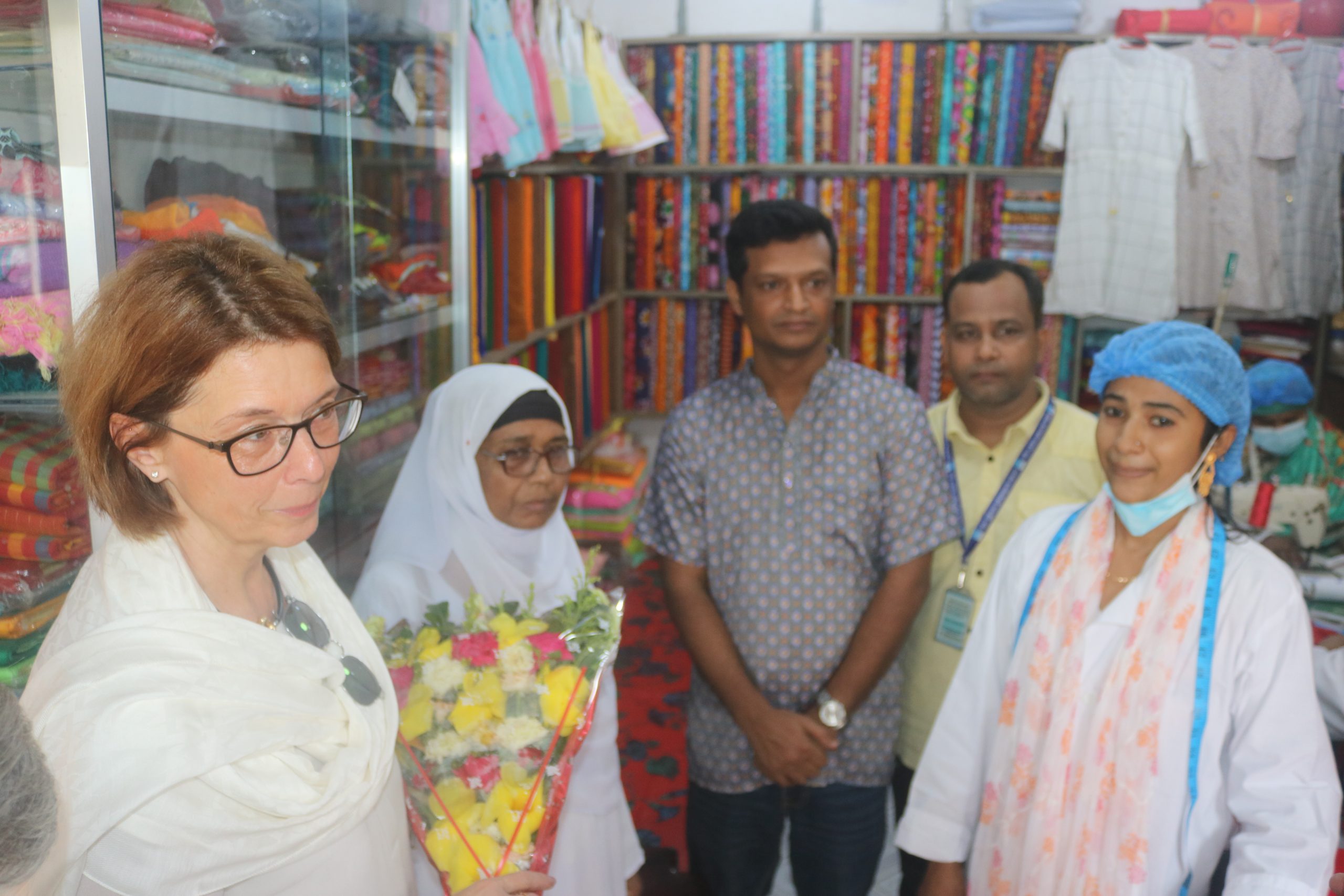 সাভারে সাস পরিচালিত রেইজ প্রকল্পের কার্যক্রম ভিজিট করেন বিশ্বব্যাংক ও পিকেএসএফ এর প্রতিনিধিদল