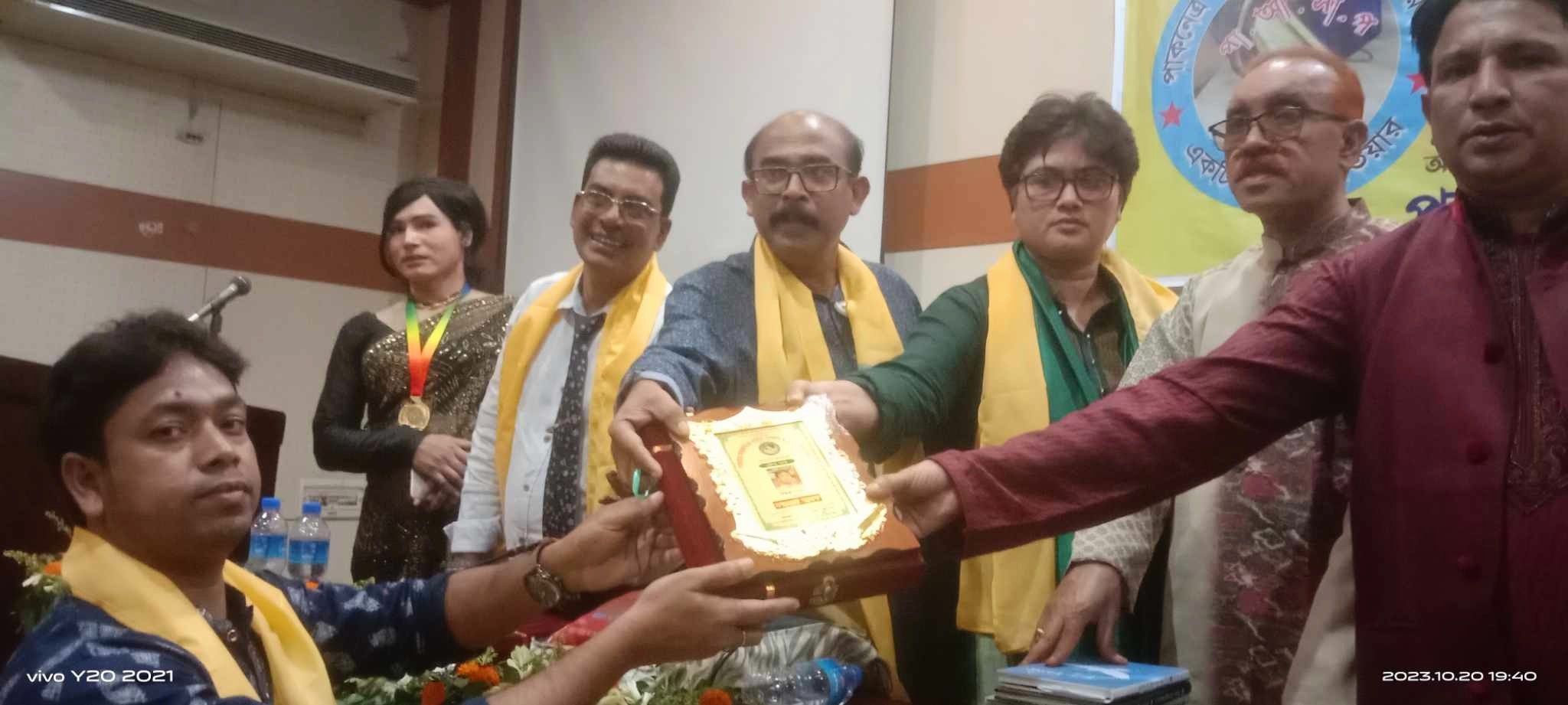 পাকনেত্র আন্তর্জাতিক সাহিত্য পুরষ্কার পেলেন শান্তিগঞ্জের নিকুঞ্জ সূত্রধর