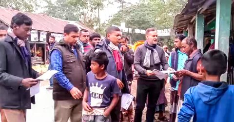 নির্বাচন বর্জন ও অসহযোগ আনদোলনের সমর্থনে লিফলেট বিতরণ