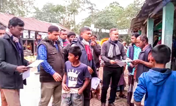 নির্বাচন বর্জন ও অসহযোগ আনদোলনের সমর্থনে লিফলেট বিতরণ