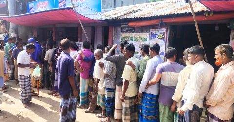 শান্তিগঞ্জে মোবাইল কোর্টের উপস্থিতিতে ১২০ টাকায় পেঁয়াজ বিক্রি