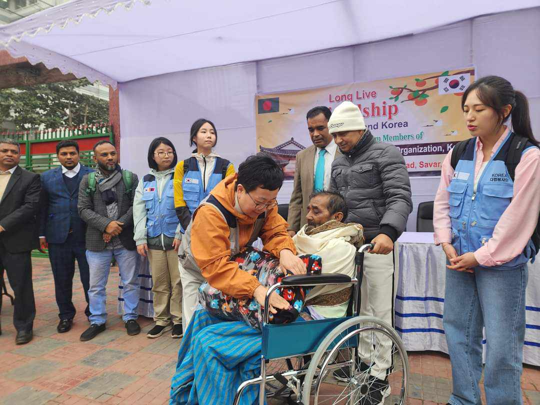 সাভারে হতদরিদ্রদের ‘কুরিয়ানদের কম্বল, সেলাই মেশিন, হুইল চেয়ার বিতরণ