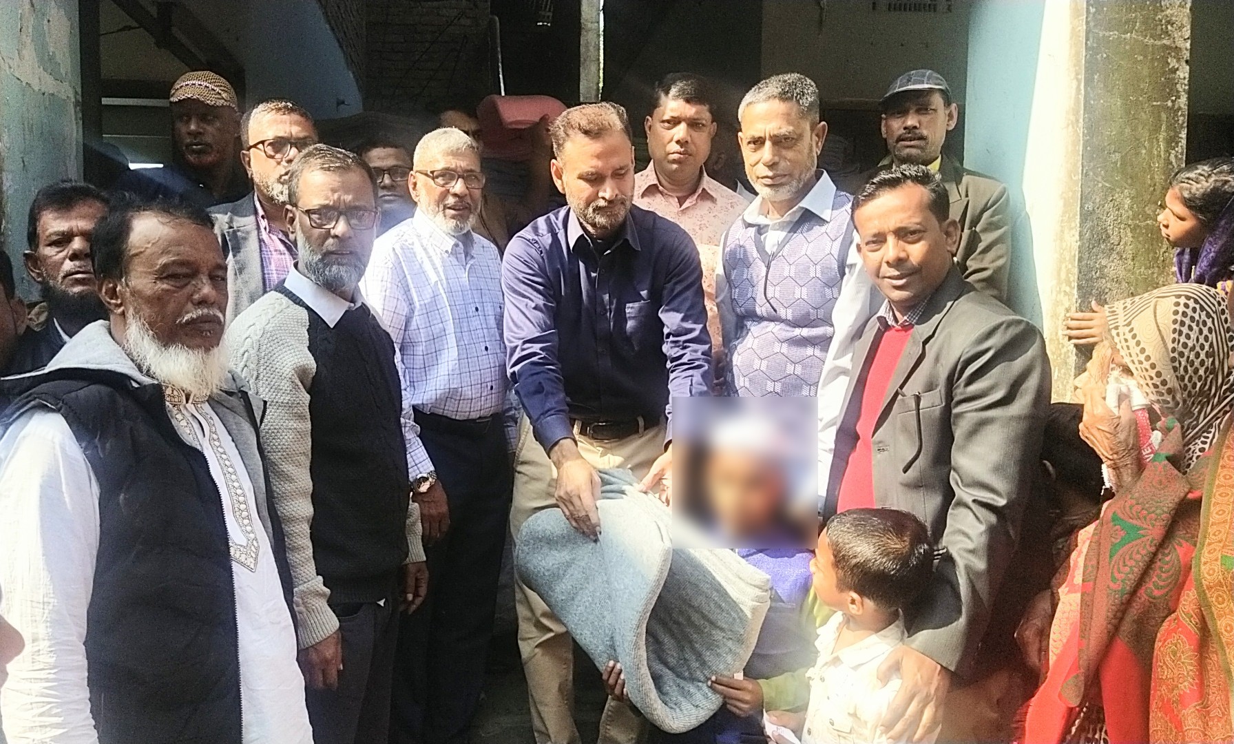 শান্তিগঞ্জের পাগলায় শীতার্ত মানুষের মাঝে শীতবস্ত্র বিতরণ