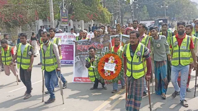 ভাষা শহীদের প্রতি প্রতিবন্ধী রিকশা চালকদের ভালোবাসা