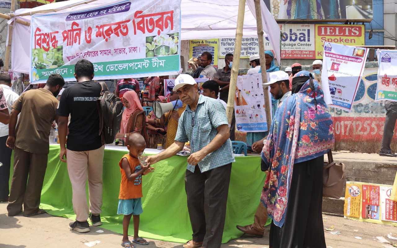 সাভারে সাস ইউথ ডেভেল্পমেন্ট টীম এর উদ্যোগে বিশুদ্ধ পানি ও শরবত বিতরণ