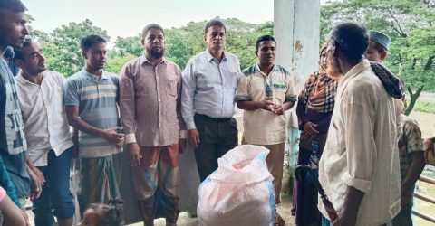 শান্তিগঞ্জে বন্যার্তদের শুকনো খাবার দিলেন ফরিদ