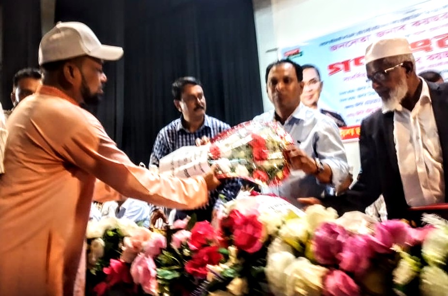কয়ছর এম আহমদকে ফুলেল শুভেচ্ছা জানালো মোটর চালক দল