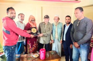ডা. আবু সাঈদ দম্পতিকে সম্মাননতা স্মারক তুলে দিচ্ছেন আস্তমা গ্রামের যুবকেরা। ছবিটি আস্তমা গ্রাম থেকে তুলা।